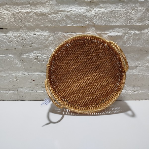 BANDEJA REDONDA CON MANIJA CLARA MEDIANA 25CM