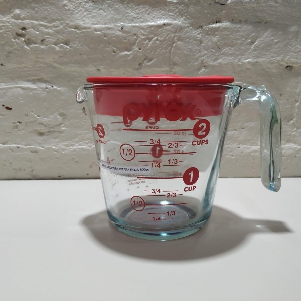 JARRA MEDIDORA TAPA ROJA PYREX 500CC VIDRIO