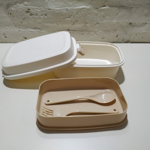 LUNCHERA 2 PISOS CON CUCHARA Y TENEDOR 19X14X9CM
